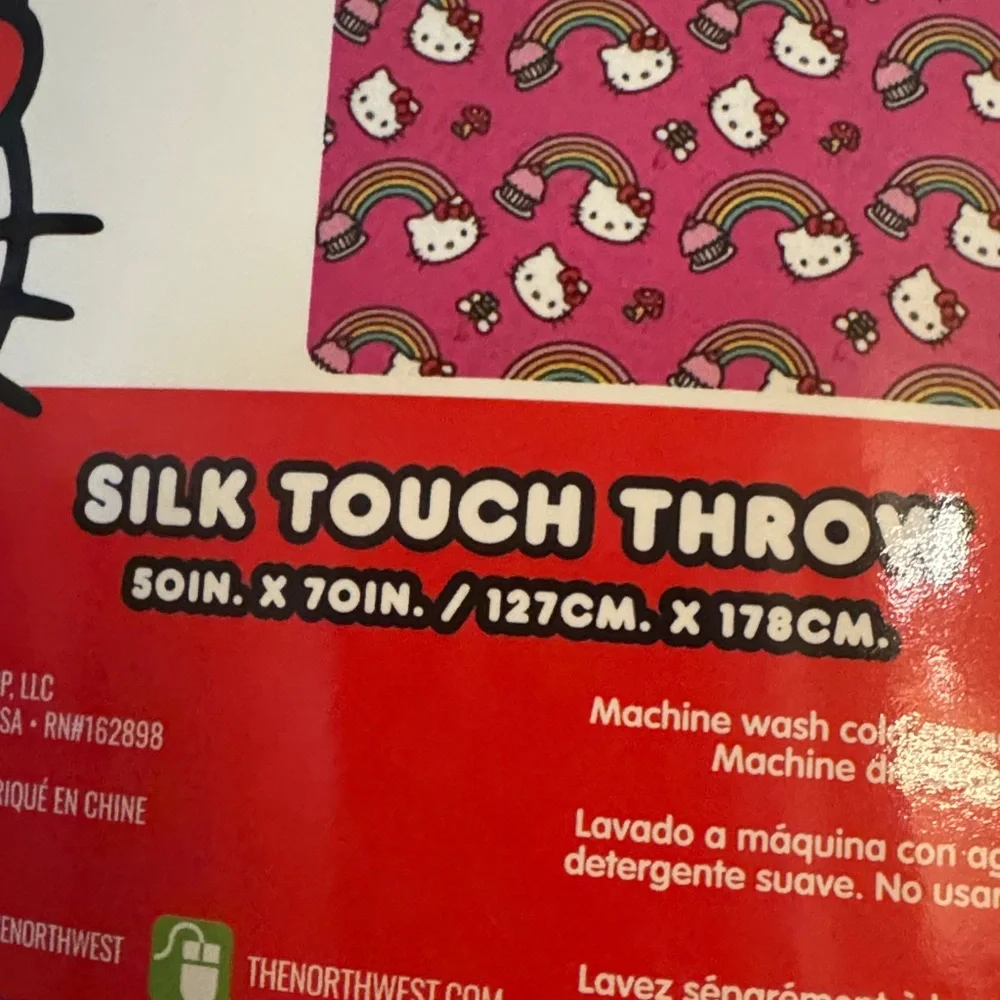 HELLO KITTY THROW (MEOW RAINBOWS)